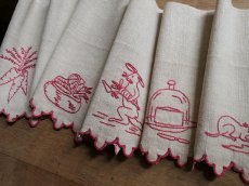画像3: フランス アンティーク 赤糸刺繍の棚飾り  (3)