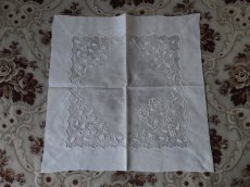 画像18: フランス アンティーク  手刺繍のハンカチ イニシャル入り花模様 (18)
