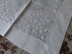 画像19: フランス アンティーク  手刺繍のハンカチ イニシャル入り花模様 (19)