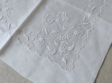 画像7: フランス アンティーク  手刺繍のハンカチ イニシャル入り花模様 (7)