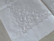 画像10: フランス アンティーク  手刺繍のハンカチ イニシャル入り花模様 (10)