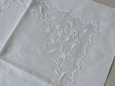 画像11: フランス アンティーク  手刺繍のハンカチ イニシャル入り花模様 (11)