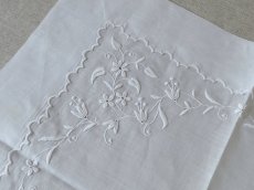 画像12: フランス アンティーク  手刺繍のハンカチ イニシャル入り花模様 (12)