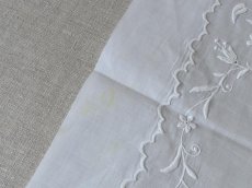画像15: フランス アンティーク  手刺繍のハンカチ イニシャル入り花模様 (15)