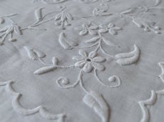 画像13: フランス アンティーク  手刺繍のハンカチ イニシャル入り花模様 (13)