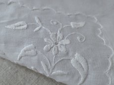 画像14: フランス アンティーク  手刺繍のハンカチ イニシャル入り花模様 (14)