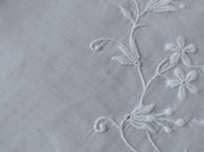 画像16: フランス アンティーク  手刺繍のハンカチ イニシャル入り花模様 (16)