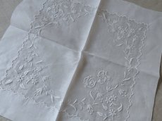 画像2: フランス アンティーク  手刺繍のハンカチ イニシャル入り花模様 (2)