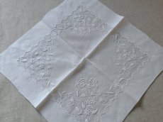 画像3: フランス アンティーク  手刺繍のハンカチ イニシャル入り花模様 (3)