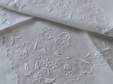 画像17: フランス アンティーク  手刺繍のハンカチ イニシャル入り花模様 (17)