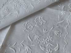 画像1: フランス アンティーク  手刺繍のハンカチ イニシャル入り花模様 (1)