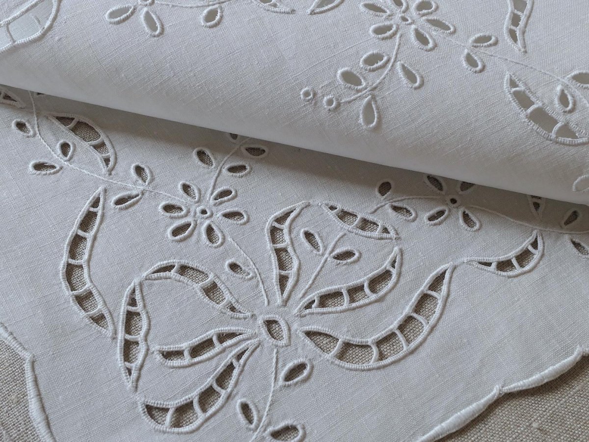 画像1: フランス アンティーク  手刺繍のハンカチ リシュリュー リボン (1)