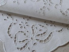 画像1: フランス アンティーク  手刺繍のハンカチ リシュリュー リボン (1)