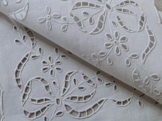画像2: フランス アンティーク  手刺繍のハンカチ リシュリュー リボン (2)