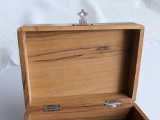 画像7: フランスアンティーク オリーブの木箱 モシュリンヌ つばめ (7)
