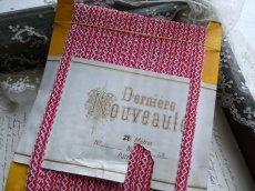 画像2: フランス アンティーク DERNIERE NOUVEAUTE ブレード トリム コード レッド ホワイトステッチ (2)