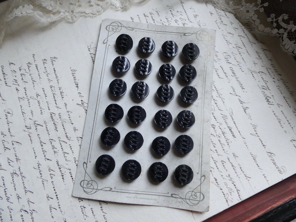 画像1: チェコスロバキア製 アンティーク ガラス ボタンシート レースアップ (1)