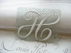 画像2: フランス製 イニシャル 刺繍シート '' H ''  大 (2)