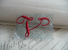 画像1: フランス製 イニシャル 刺繍シート '' V ''  赤   (1)