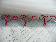 画像2: フランス製 イニシャル 刺繍シート '' V ''  赤   (2)