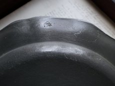 画像8: フランス アンティーク エタン ピューター  花リムのプレート A (8)