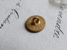 画像4: フランス アンティーク AP&C PARIS ローズの絵付け 金縁ボタン  (4)