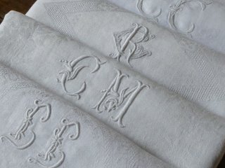 フランスアンティークシーツ　ファブリックのリメイク フランス アンティーク ファブリック 儚い花模様 - une Belle Chose