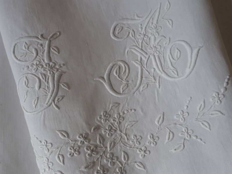 フランス アンティーク リネン 手刺繍モノグラムと花模様 - une