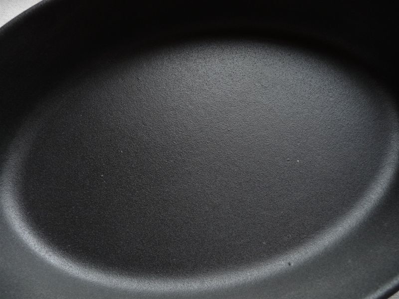 ルクルーゼ 鋳物 グラタン皿 オーバル ノワールマット 28 cm - une 