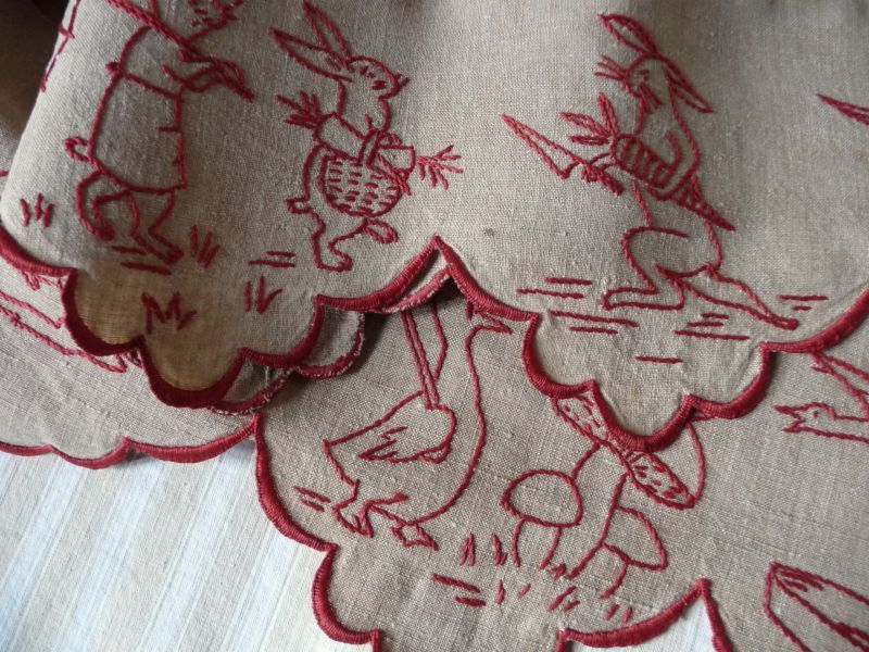 フランス アンティーク 赤糸刺繍の棚飾り - une Belle Chose